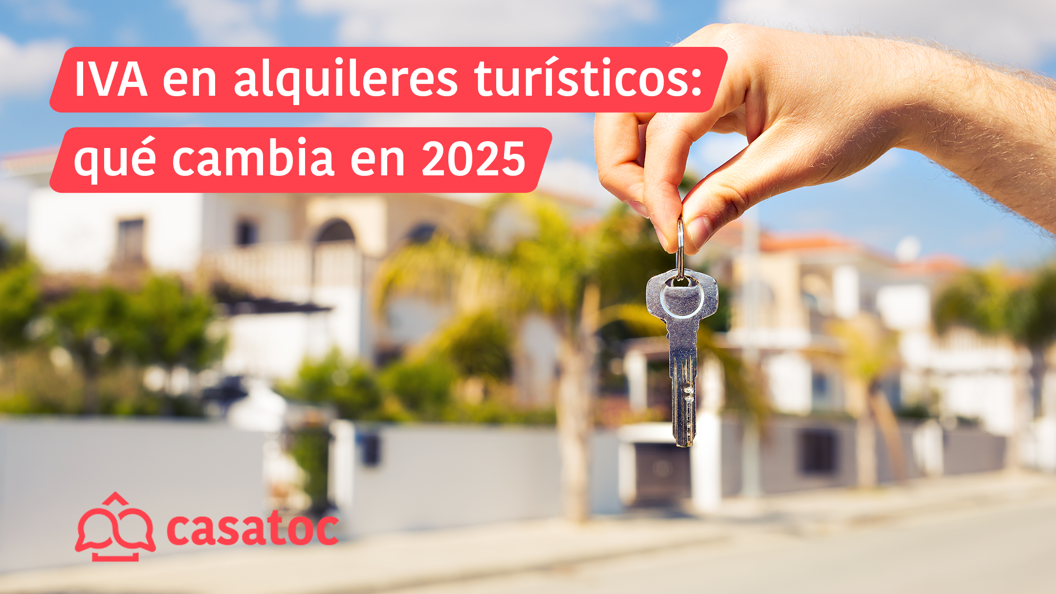 IVA en Alquileres turisticos: Qué cambia en 2025, ilustrado con una mano entregando llaves de una vivienda vacacional en primer plano y alojamientos turísticos de fondo